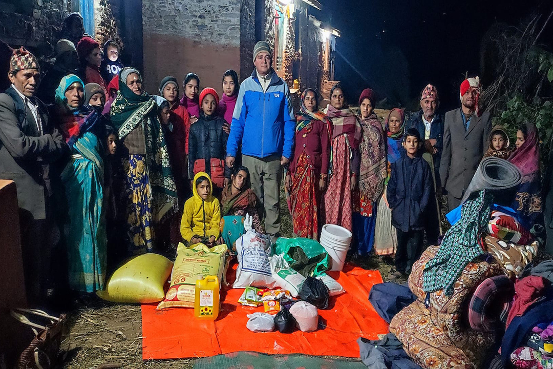 आगलागी पीडित पन्त परिवारलाई सहयोग जुट्दै, पानपाका तर्फबाट राहत सामग्री प्रदान 